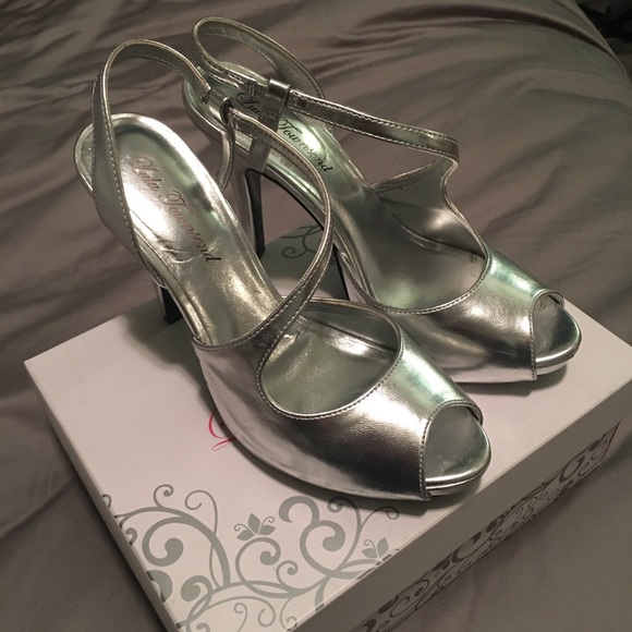 Lulu Townsend silver peep toe heel - Picture 2 of 6